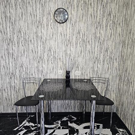 Black And White Apartment 키시나우 외부 사진